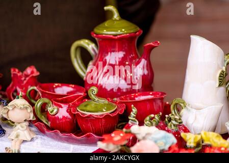 Verrerie d'un conte de fées. La vaisselle en céramique, multi-couleur.Designer céramique tasses. Fait main Designer plats, assiettes et tasses en une élégante boutique. Banque D'Images