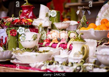 Verrerie d'un conte de fées. La vaisselle en céramique, multi-couleur.Designer céramique tasses. Fait main Designer plats, assiettes et tasses en une élégante boutique. Banque D'Images