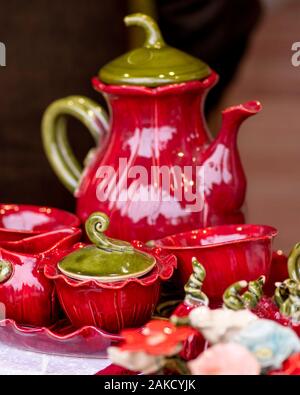 Verrerie d'un conte de fées. La vaisselle en céramique, multi-couleur.Designer céramique tasses. Fait main Designer plats, assiettes et tasses en une élégante boutique. Banque D'Images