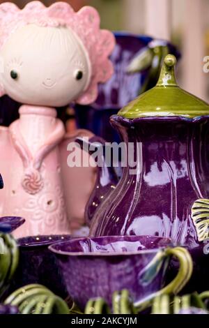 Verrerie d'un conte de fées. La vaisselle en céramique, multi-couleur.Designer céramique tasses. Fait main Designer plats, assiettes et tasses en une élégante boutique. Banque D'Images