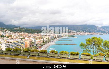 Vue panoramique à partir de l'autoroute à la recherche vers le bas sur le Riviera resort ville de Roquebrune-Cap-Martin, France, sous un ciel couvert journée d'été. Banque D'Images