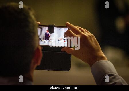 Wedding guest prend photo de jeunes mariés avec un téléphone mobile Banque D'Images