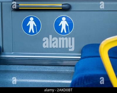 Signe de siège réservé de personnes âgées dans les transports publics Banque D'Images