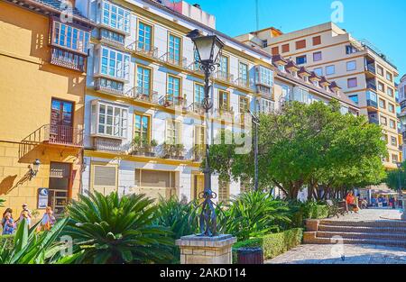 MALAGA, ESPAGNE - 26 septembre 2019 : La vue sur les édifices de la Calle Cister (rue) à travers la verdure des jardins de la cathédrale, le 26 septembre dans mal Banque D'Images