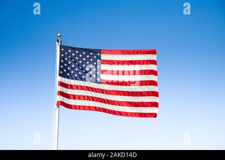 L'affichage classique des USA drapeaux dans le vent sur fond de ciel bleu sur une belle journée ensoleillée, États-Unis d'Amérique, Amérique du Nord Banque D'Images