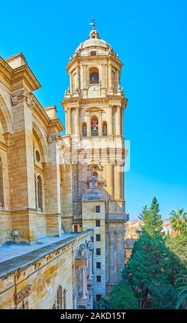 Le tour de toit sur la cathédrale avec vue sur le côté mur et tall Bell Tower, Espagne Banque D'Images