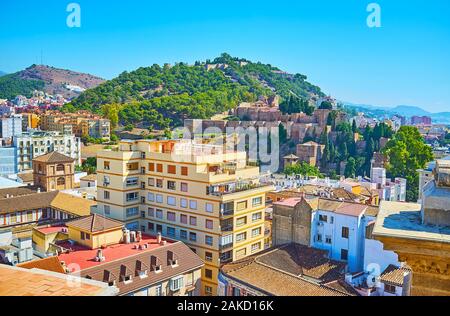 Le toit de la cathédrale de Malaga est le meilleur endroit pour observer la ville hill, c'est la part des Monts de Malaga (montagnes), garni de château du Gibralfaro et Banque D'Images