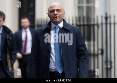 Londres, Grande-Bretagne. 8 janvier, 2020. Le Chancelier de l'Échiquier Sajid Javid quitte Downing Street pour assister le Premier Ministre dans les questions du Parlement de Londres, Grande-Bretagne, 8 janvier 2020. Crédit : Ray Tang/Xinhua/Alamy Live News Banque D'Images