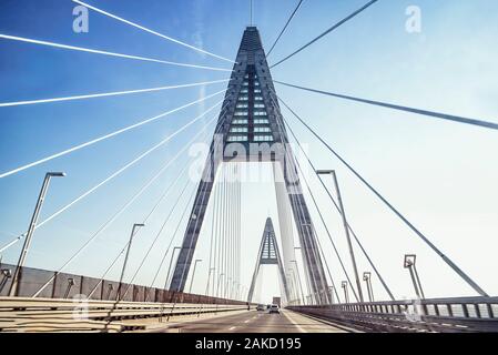 Pont sur la rivière.Bridge et bleu ciel.Sur le pont. Banque D'Images