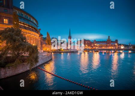 Le centre-ville de Stockholm avec Riksdag bâtiment au cours de l'heure bleue, au crépuscule, en Suède, Scandinavie Banque D'Images