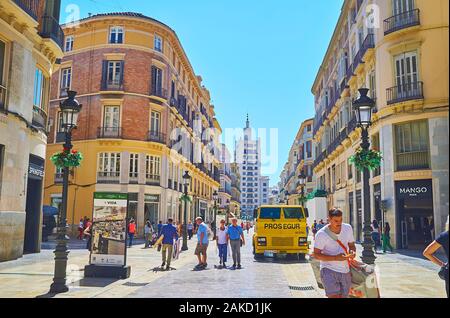 MALAGA, ESPAGNE - 26 septembre 2019 : le véhicule de sécurité jaune à travers les lecteurs de monde Calle Larios, le 26 septembre à Malaga Banque D'Images