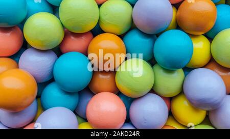 Multi-couleur de fond lumineux de petites boules de couleur en bois. Application dans la conception de catalogues de magasins pour les enfants, l'emballage des marchandises, pri Banque D'Images