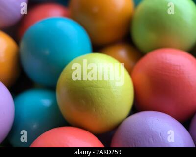 Multi-couleur de fond lumineux de petites boules de couleur en bois à partir de l'affectation de toys.Application dans la conception de catalogues de magasins pour enfants Banque D'Images