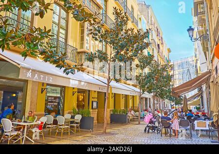 MALAGA, ESPAGNE - 26 septembre 2019 : l'étroite ombragé Sancha de Lara street avec de grands arbres et de restaurants en plein air, le 26 septembre à Malaga Banque D'Images