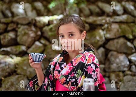 Fille européenne en kimono les vêtements à une cérémonie du thé au Japon à Kyoto traditionnel .cérémonie japonaise du thé . Banque D'Images