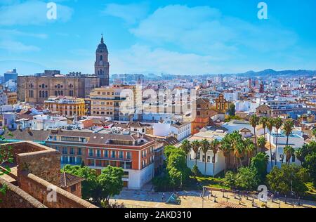 Architecture de la vieille ville avec la cathédrale médiévale dominant le rempart de la forteresse de l'Alcazaba, Malaga, Espagne Banque D'Images