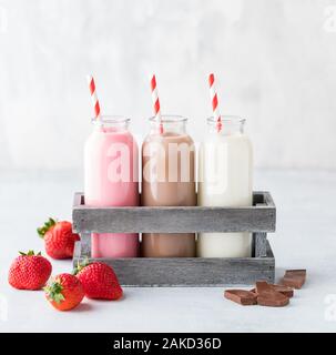 Trois bouteilles de lait aromatisé. Banque D'Images