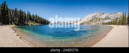 Lac Tenaya célèbre dans les montagnes de la Sierra Nevada sur une journée ensoleillée avec ciel bleu en été, Yosemite National Park, California, USA Banque D'Images
