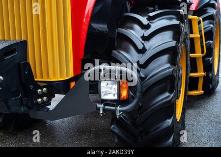 L'attelage pour les tracteurs et les moissonneuses-batteuses.Une image d'un fragment d'une machine agricole.L'image d'un fragment du tracteur. Phares avec clignotant. Banque D'Images