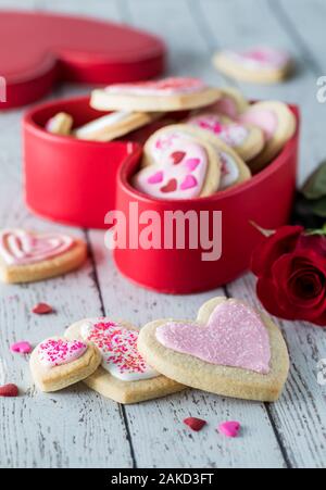 Une boîte coeur rempli de coeur les cookies. Banque D'Images