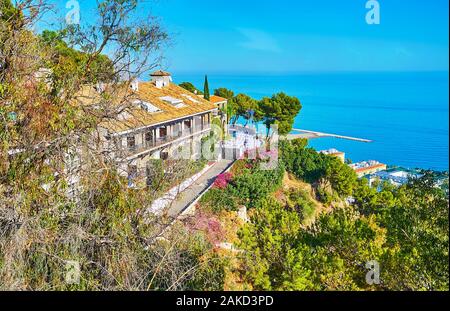 La végétation luxuriante masque l'hôtel splendide, situé sur le bord de la grande colline de Malaga, Costa del Sol, Espagne Banque D'Images