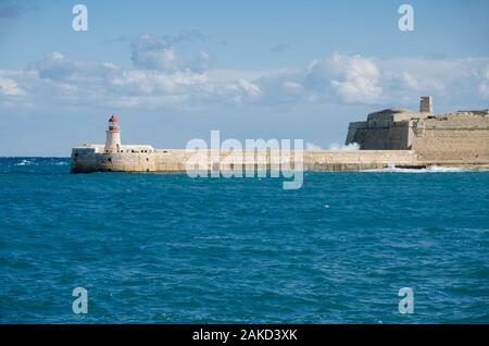 La Valette, MALTE. 29 décembre 2019. Dans les premières phases d'une tempête, les vagues déferlent sur Ricasoli brise-lames est en grand port de La Valette. Banque D'Images