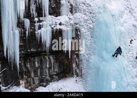 Grimpeur sur glace à Johnston Canyon des chutes. Banque D'Images