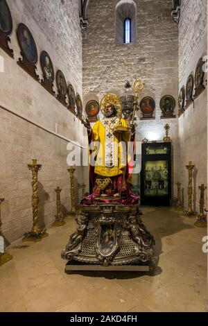 Statue de Saint Nicholas, Basilique de Saint Nicolas (Basilica di San Nicola), Bari, Pouilles, Italie Banque D'Images