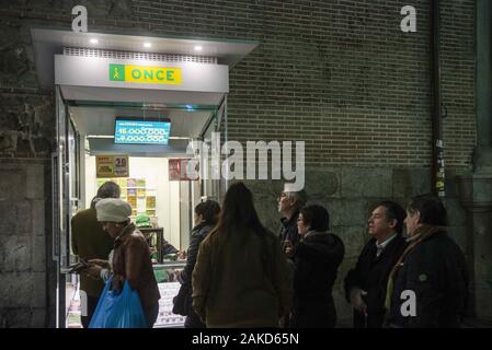 2 janvier 2020, l'Espagne : Les clients achètent des billets de loterie pour l'Organisation des Aveugles Espagnols (ONCE) kiosque à Madrid. (Crédit Image : © Budrul Chukrut/SOPA des images à l'aide de Zuma sur le fil) Banque D'Images