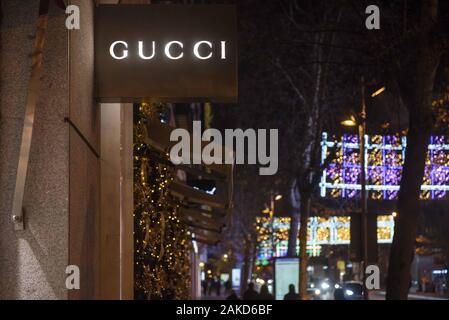 L'Espagne. 2 Jan, 2020. La mode de luxe italienne Gucci La marque et logo store vu en Espagne. Budrul Chukrut Crédit : SOPA/Images/ZUMA/Alamy Fil Live News Banque D'Images