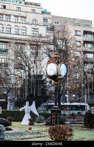 Scène d'hiver, vide dans l'allée des jardins Cismigiu Park, Bucarest vintage réveil recouvert de glace à Bucarest, Roumanie, 2020 Banque D'Images