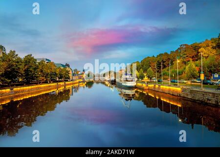 Vue de nuit sur la digue et le théâtre de la rivière Aura bridge à Turku. La Finlande Banque D'Images