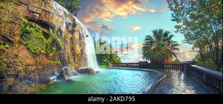 Paysage panoramique avec une cascade dans le parc de la colline du Château de Nice. Cote d'Azur, France Banque D'Images