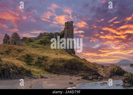 Dunure défenses maritimes robuste, ses anciennes ruines de château en fin d'après-midi alors que le soleil était en train de descendre de l'Écosse. Banque D'Images