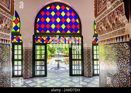 Bel intérieur avec mosaïque vitraux des fenêtres et orname sur les murs de l'ancienne Palais Bahia. Marrakech, Maroc Banque D'Images