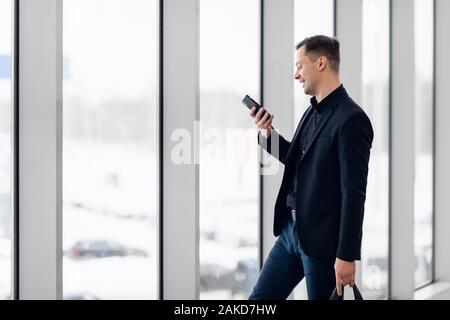 L'enregistrement d'affaires concentré message vocal à l'aéroport. Banque D'Images