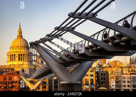 Millennium Bridge, sur la Tamise, Saint Paul's Cathedral, London, Royaume-Uni, Banque D'Images