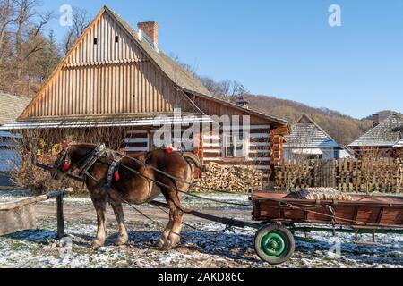 Panier avec cheval et les maisons en bois sur le marché en galicien musée en plein air, Pologne Banque D'Images