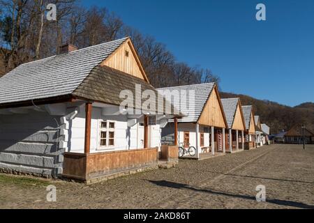 Les maisons en bois sur le marché en galicien musée en plein air, Pologne Banque D'Images