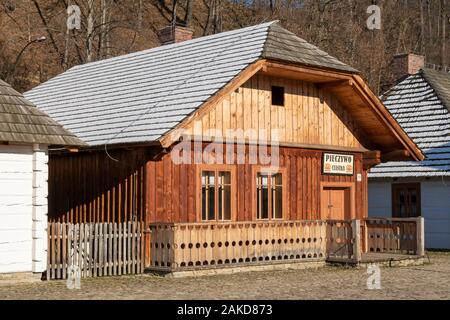 Les maisons en bois sur le marché en galicien musée en plein air, Pologne Banque D'Images