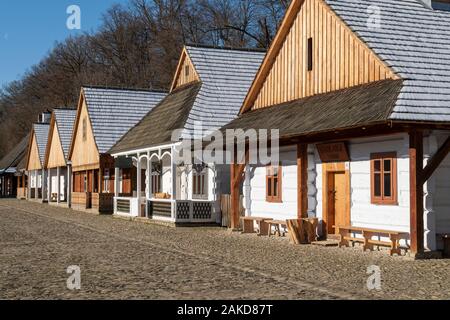 Les maisons en bois sur le marché en galicien musée en plein air, Pologne Banque D'Images