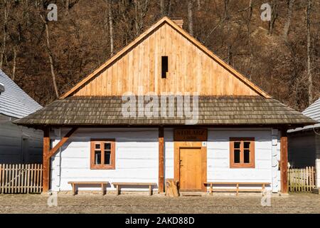 Les maisons en bois sur le marché en galicien musée en plein air, Pologne Banque D'Images