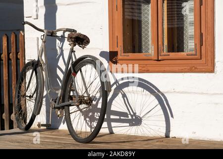 Vieux vélo appuyé contre le mur d'une Maisons en bois sur le marché en galicien musée en plein air, Pologne Banque D'Images