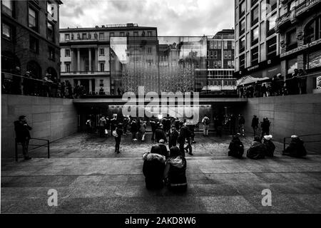 Le nouvel Apple Store à la place de la liberté, Milano Banque D'Images