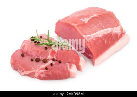 La viande de porc cru au poivre et au romarin isolé sur fond blanc Banque D'Images