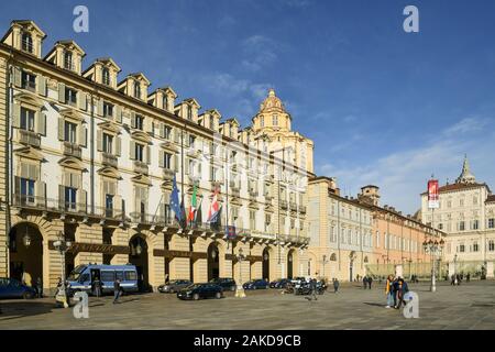 Aperçu de la Piazza Castello, dans le centre de Turin, avec des policiers italiens en face du Palazzo della Regione dans une journée ensoleillée, Piémont, Italie Banque D'Images