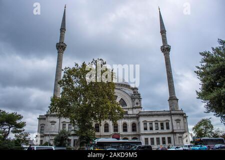 Mosquée de Dolmabahçe photographié à partir de la route. Photo a été prise à l'automne par temps nuageux. Banque D'Images