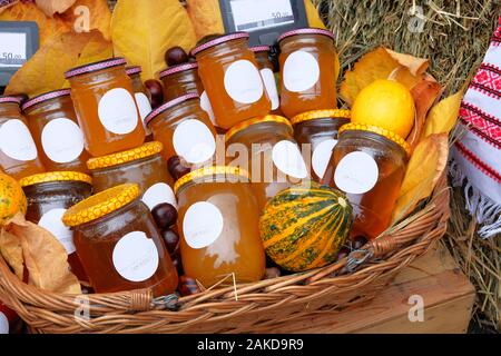 Bols avec différents types de miel dans la région de farmer marché agricole. Produits agricoles sur le marché local. Concept d'aliments sains. Style rustique. Banque D'Images