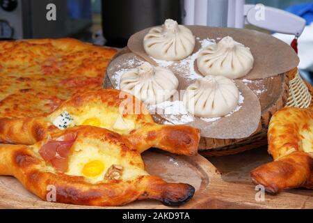 Khachapuri et khinkali sur la rue du marché. La cuisine nationale des peuples du Caucase. Plat traditionnel de la cuisine de la Géorgie. Banque D'Images