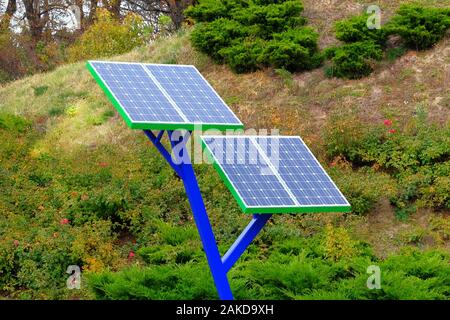 Panneaux solaires à city park, green clean. Alternative power energy concept. Banque D'Images